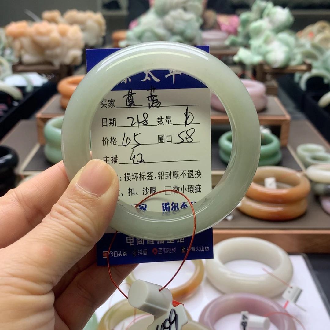 【闪购商品】石英质玉手镯未镶嵌莫*