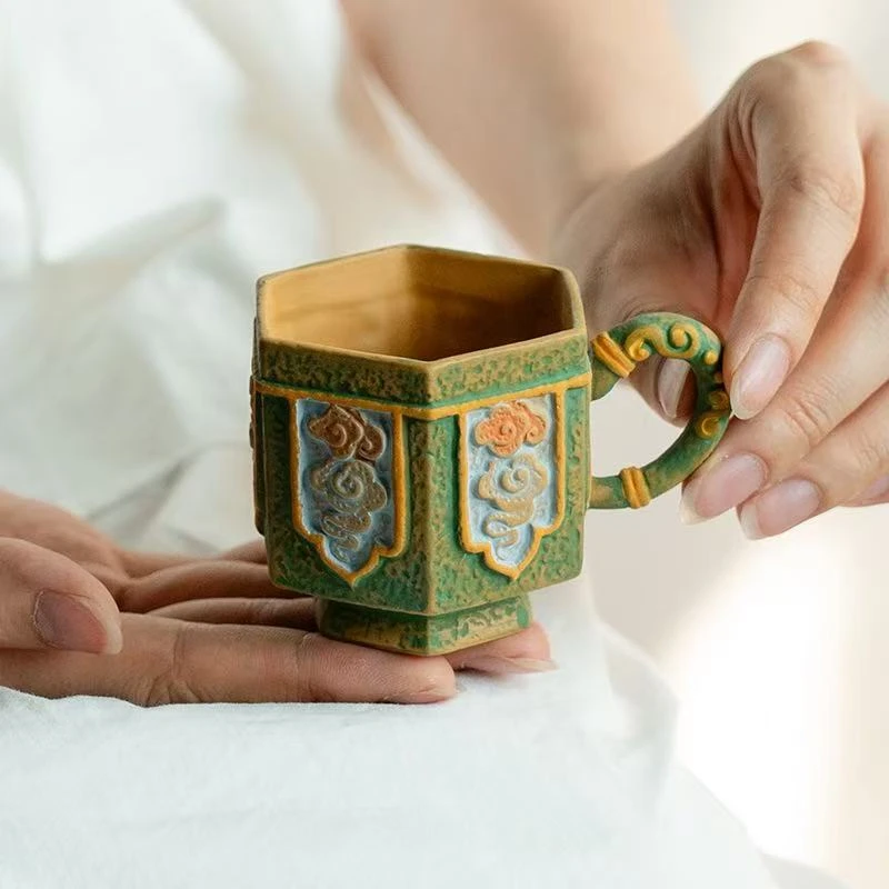 伴斤好物  创意泥绘浮雕祥云高足六方把杯陶瓷茶杯带把防烫家用