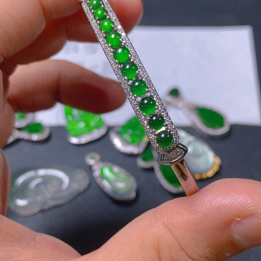 翡翠未镶嵌颈饰