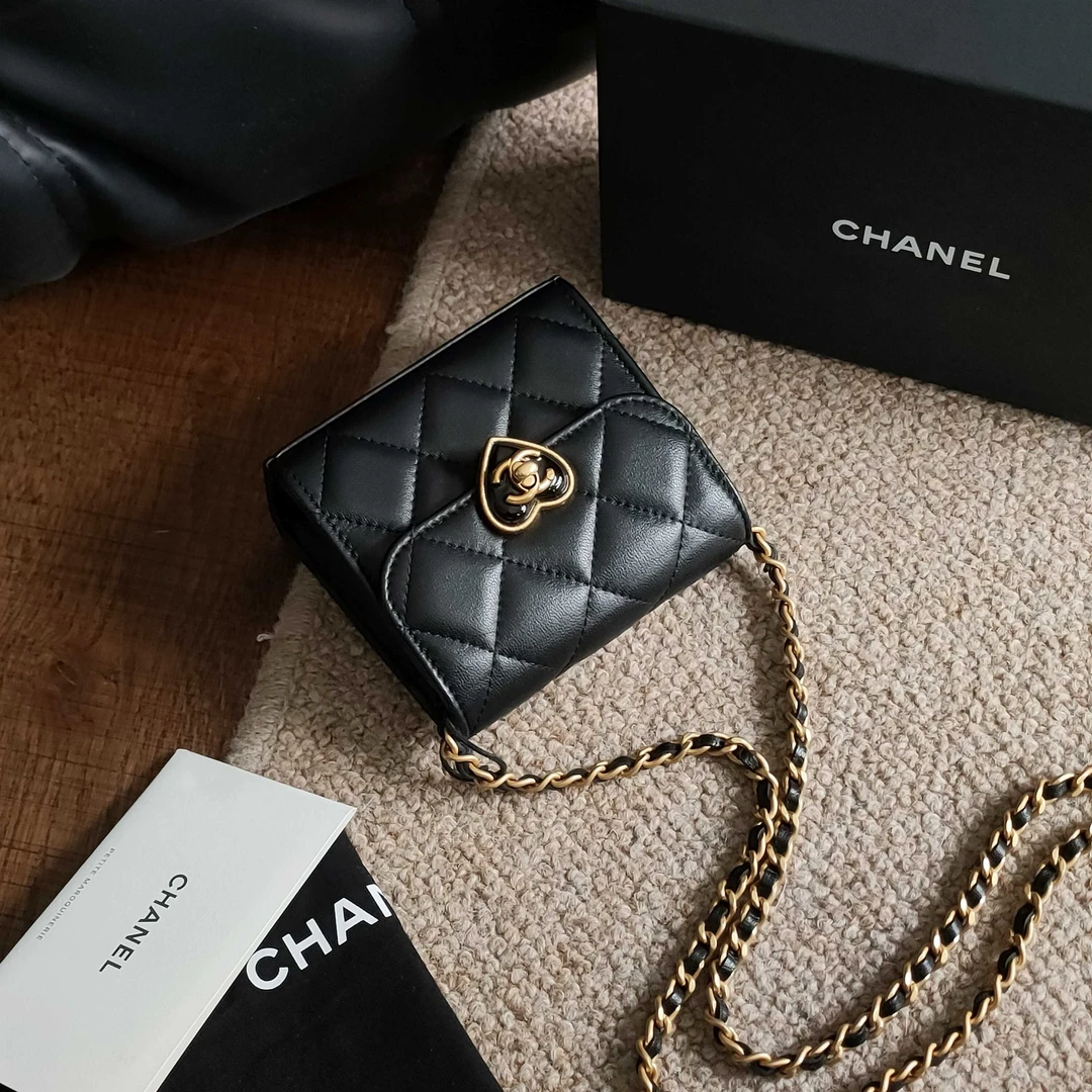 95新 Chanel/香奈儿 Azul-23S黑金羊皮爱心珐琅扣mini斜挎包39907