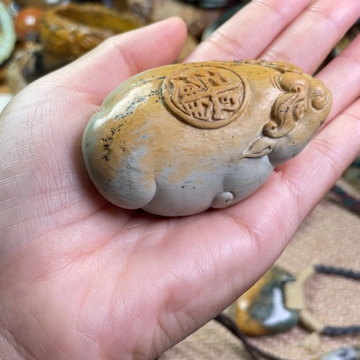未镶嵌岫岩河磨玉（透闪石质玉）挂件