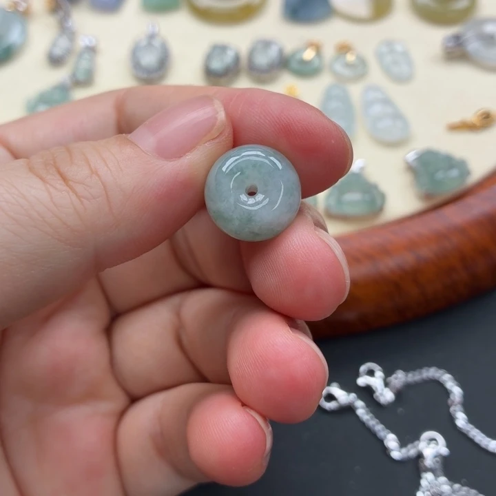 蒋***蒋翡翠银S925镶嵌颈饰翡翠叶子