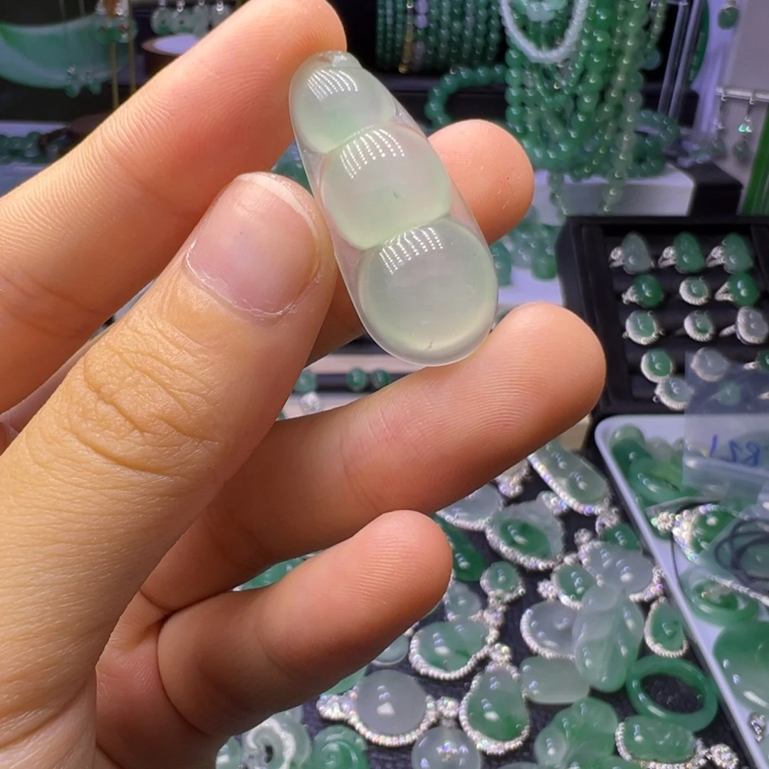 石英质玉（非洲翠）未镶嵌颈饰