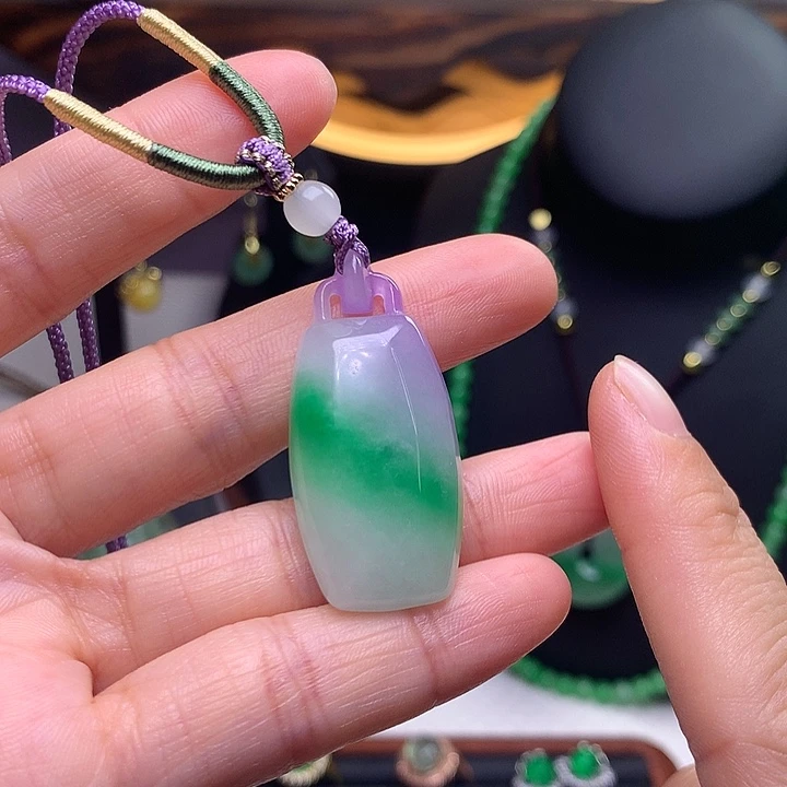 翡翠吊坠(赠链)未镶嵌