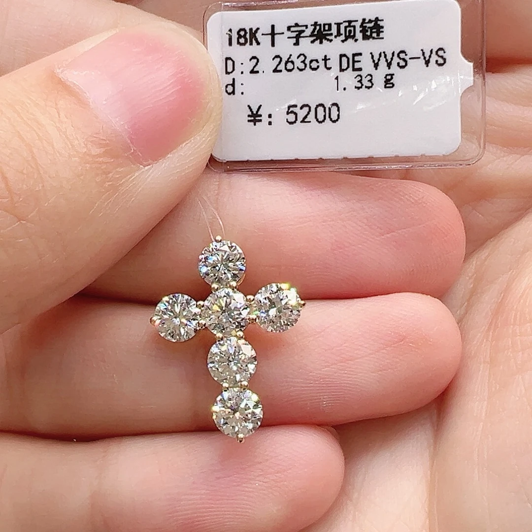 套链18K金镶嵌实验室培育钻石单颗37分，十字架k黄吊坠
