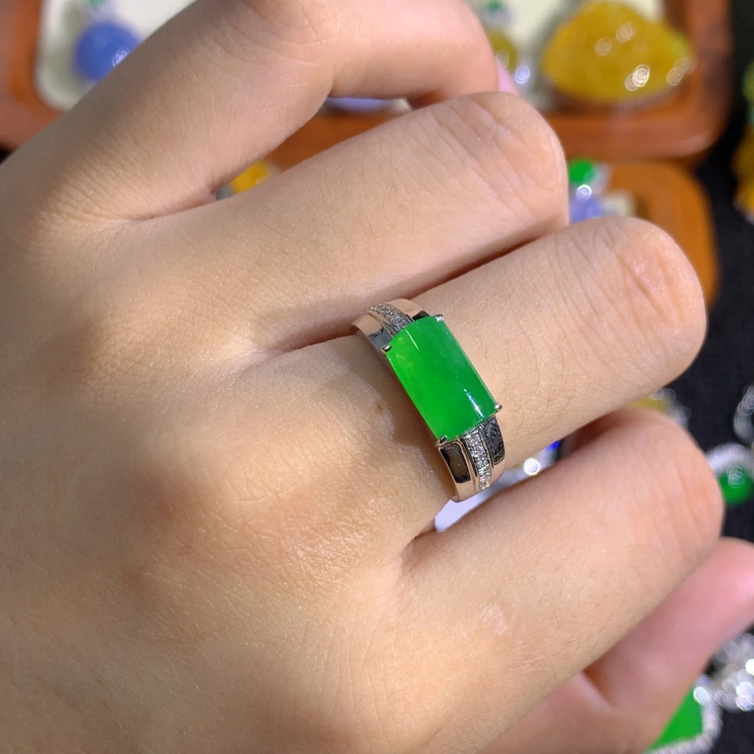 翡翠18K金镶嵌戒指