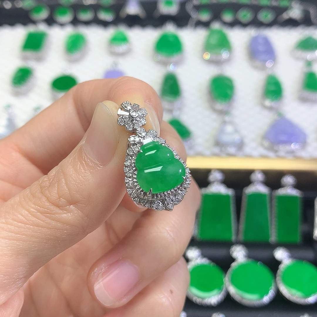 颈饰18K金镶嵌翡翠吊坠