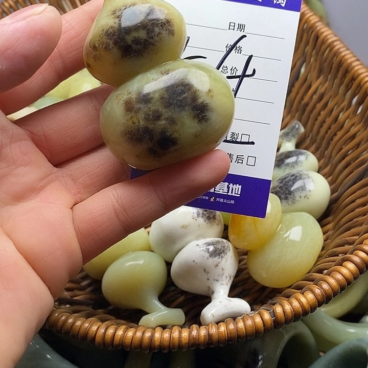 未镶嵌蛇纹石玉颈饰薇