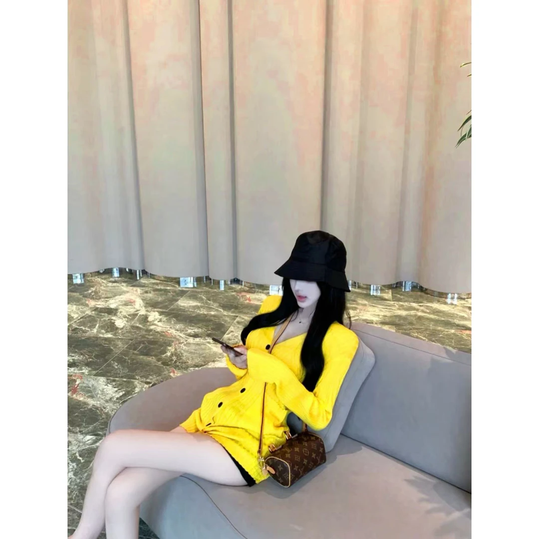 TONG【秋日芭菲】百搭黄色V领针织衫宽松简约长袖外搭上衣女