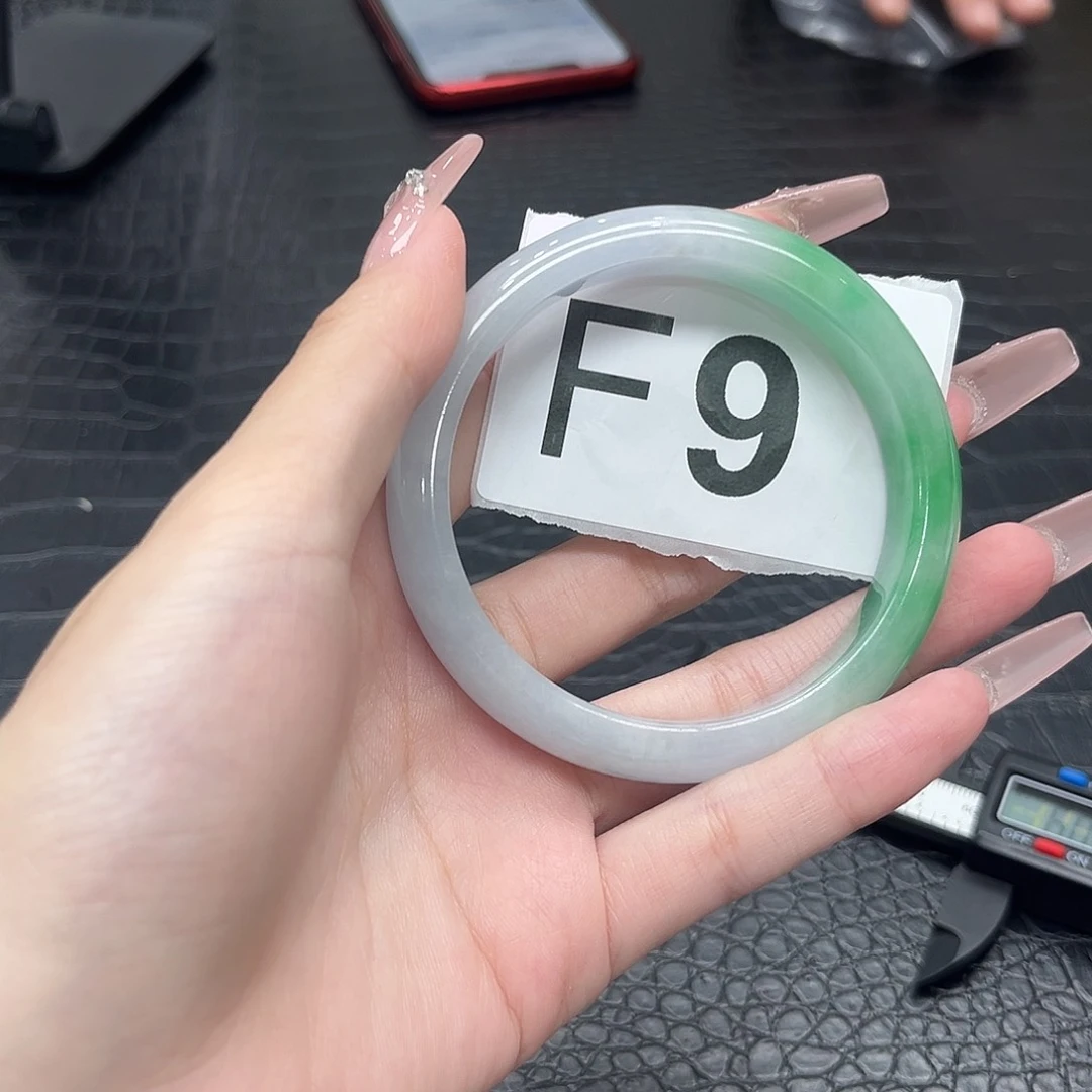 翡翠手镯未镶嵌默认瑕疵