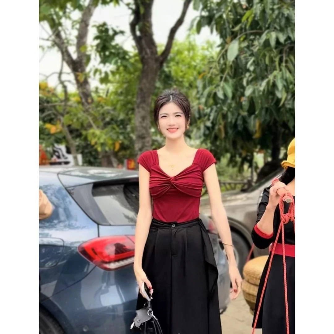 【海南简爱】A胸前扭结设计性感一字领露肩短款上衣 1800