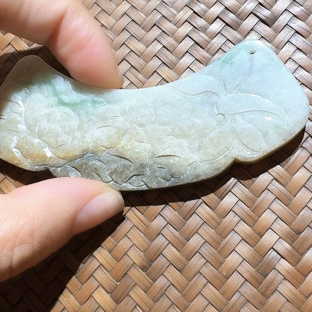 翡翠未镶嵌颈饰个性十足