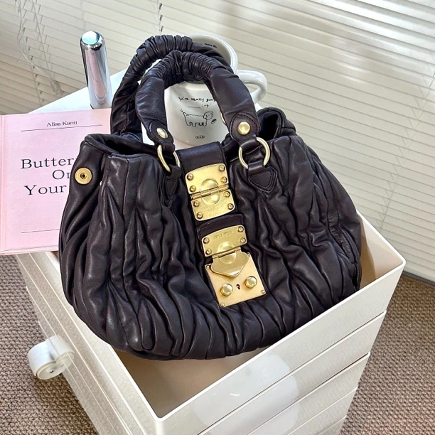 95新 MIU MIU/缪缪 巧克力色褶皱手提包