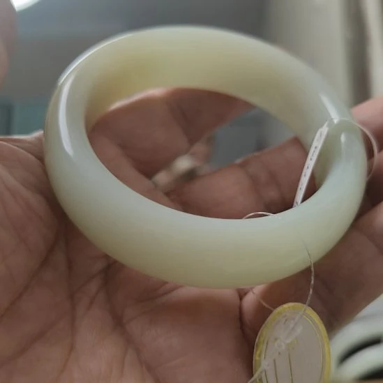 奇***界和田玉未镶嵌手镯