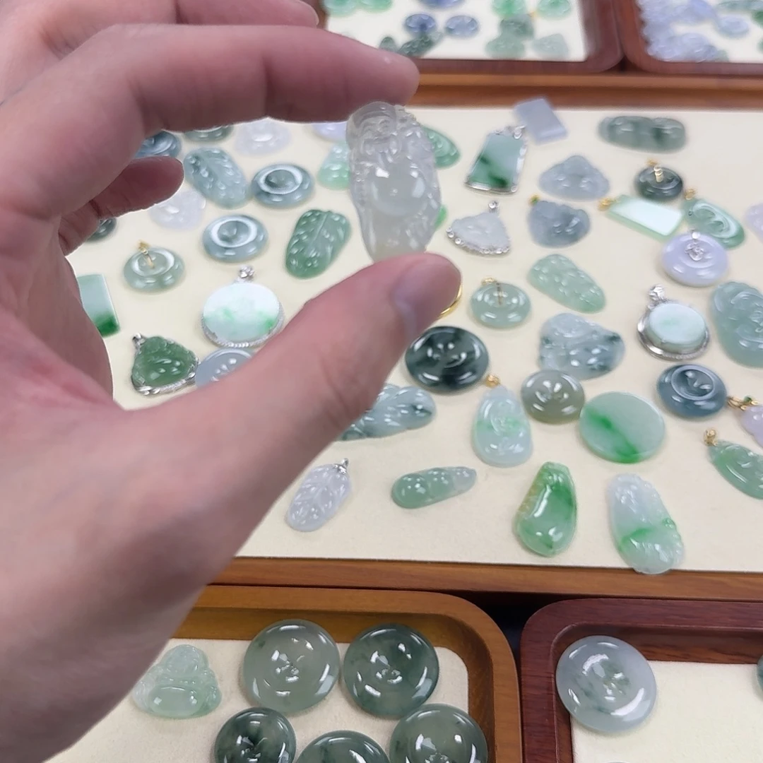 翡翠未镶嵌颈饰冰种财神