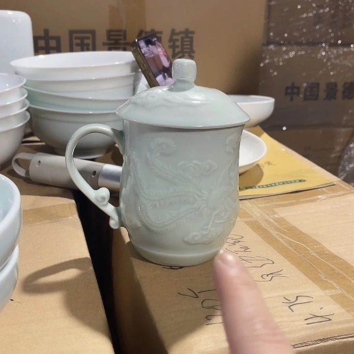 瓷片青瓷龙凤杯一个，微瑕包邮，容量500