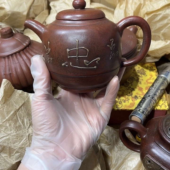 茶壶紫砂原矿泥料，手工制作的一把紫砂壶。