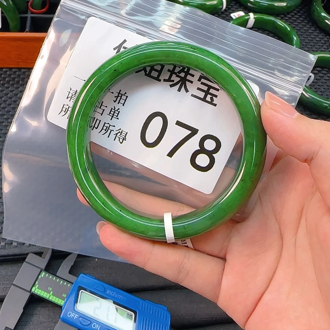 颈饰未镶嵌和田玉手镯63 078