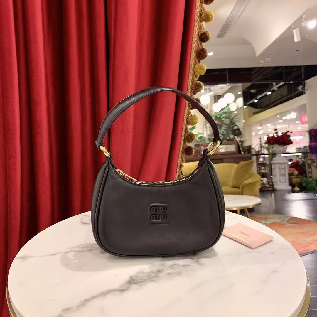 99新 MIU MIU/缪缪 hobo腋下包黑金扣牛皮芯片款/单肩包/58480092