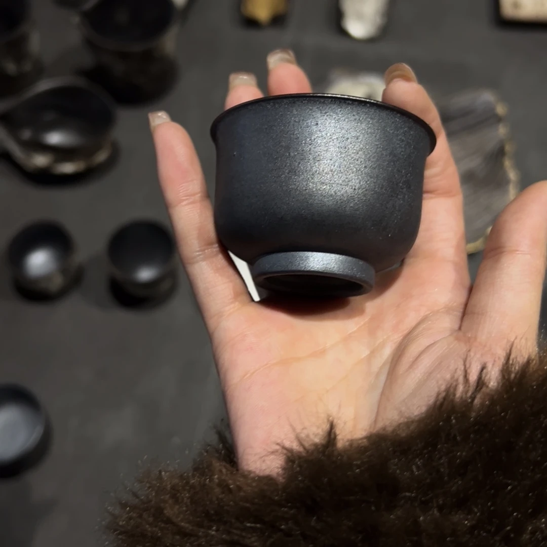 瓷片陶瓷。    陶瓷。