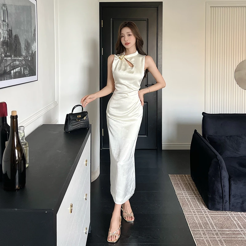 奢光缎面抓皱肌理水滴镂空定制别针捏褶无袖连衣裙C2L3