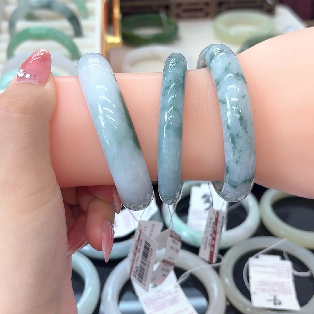 翡翠手镯未镶嵌（飘花带意境）可点菜