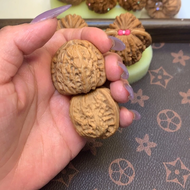 文玩核桃吊坠白狮子