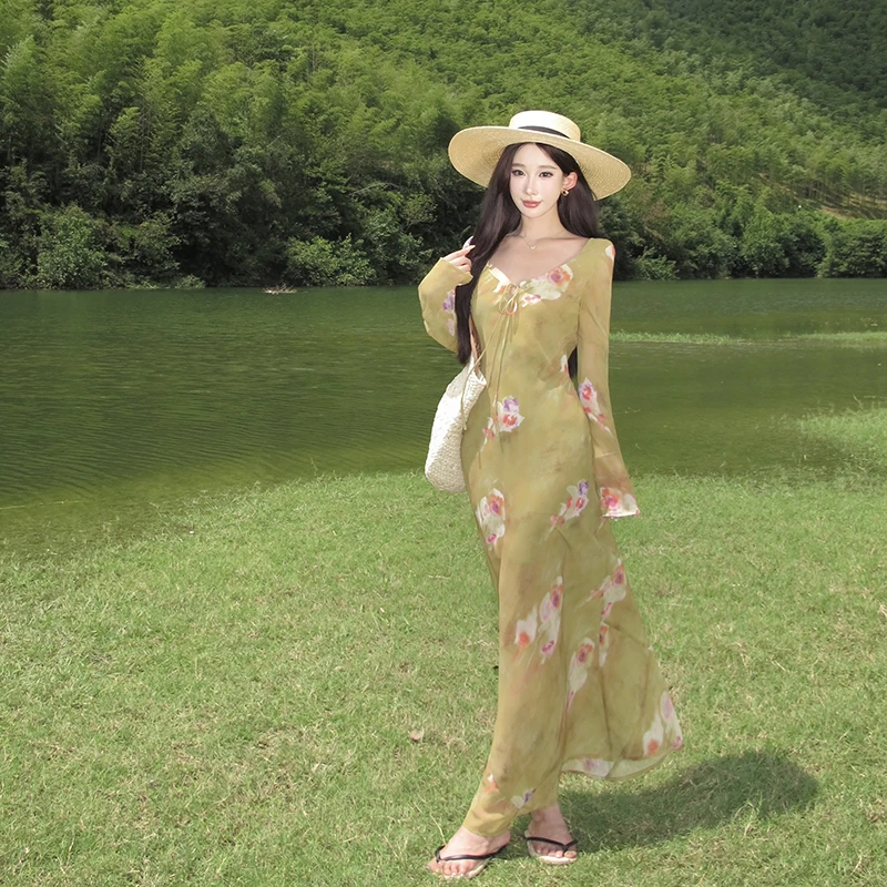 云南大理旅游度假裙子法式复古高级碎花连衣裙v领优雅时髦长裙女