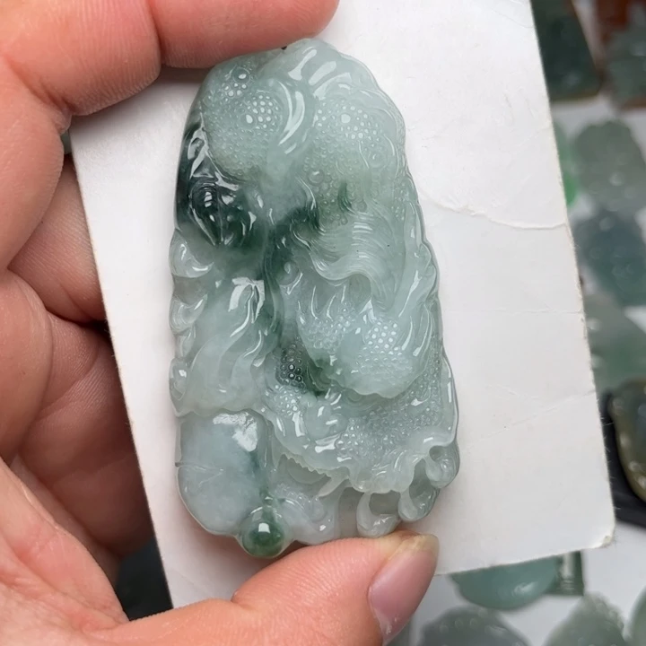 ****翡翠未镶嵌颈饰龙