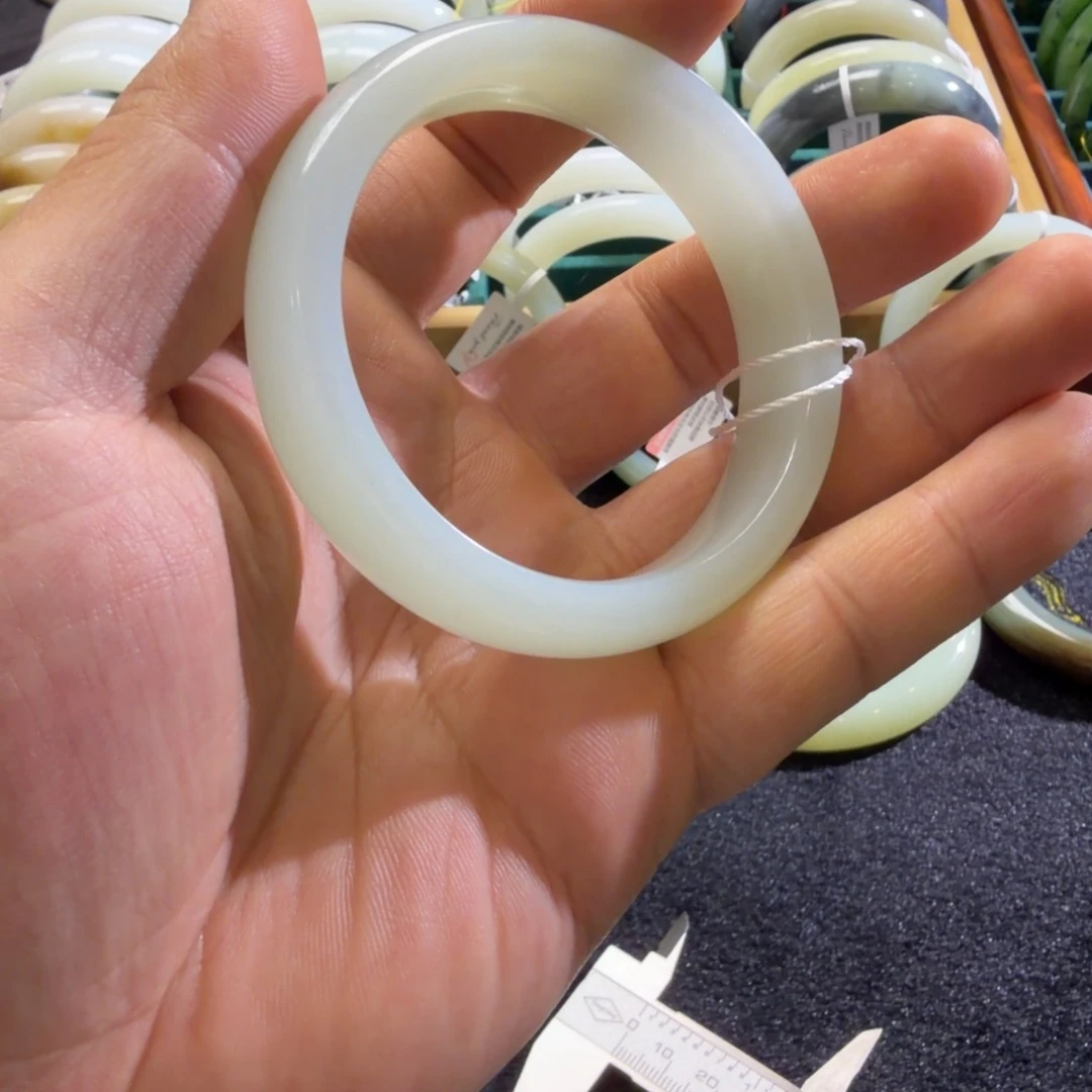 和田玉未镶嵌手镯