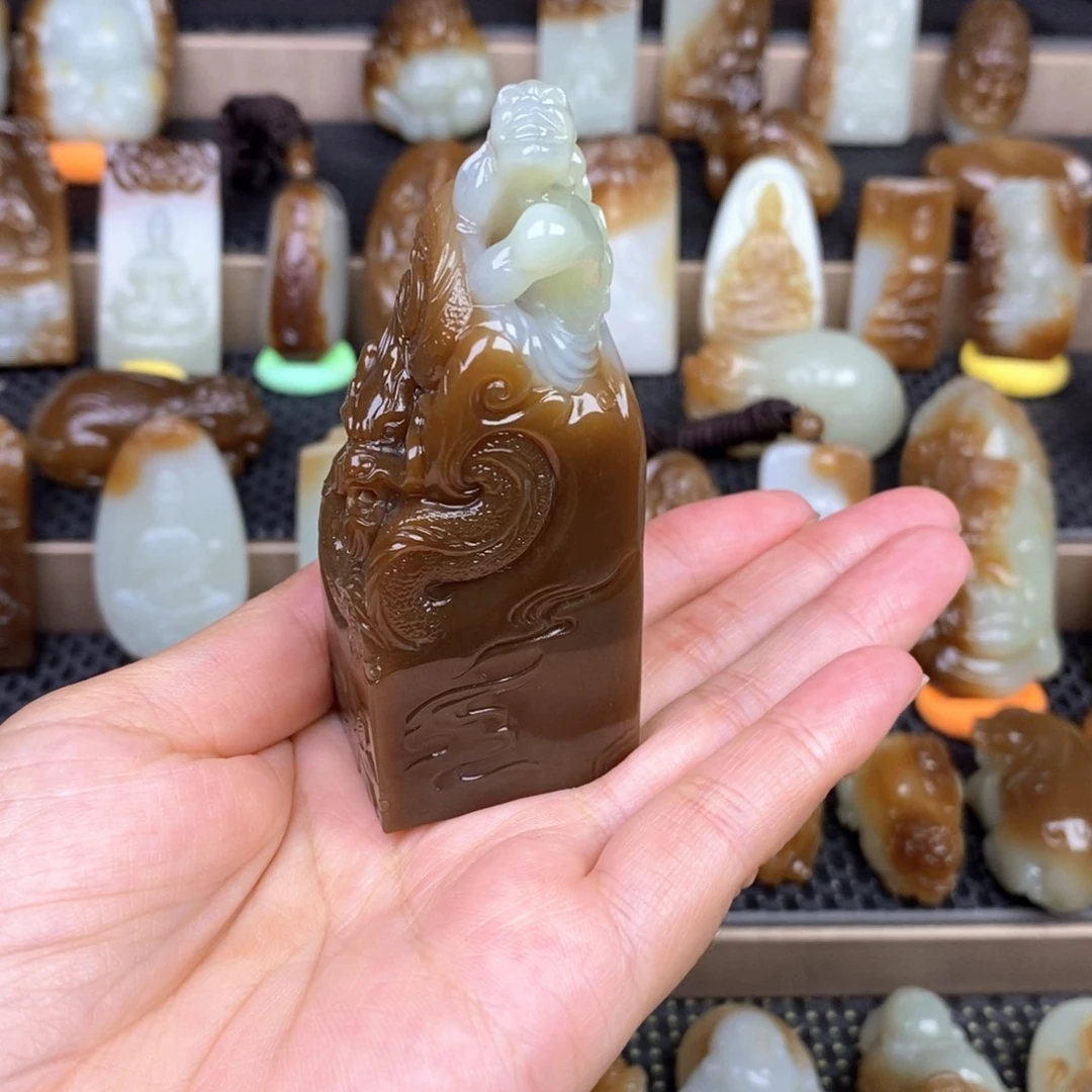 以***言和田玉未镶嵌颈饰