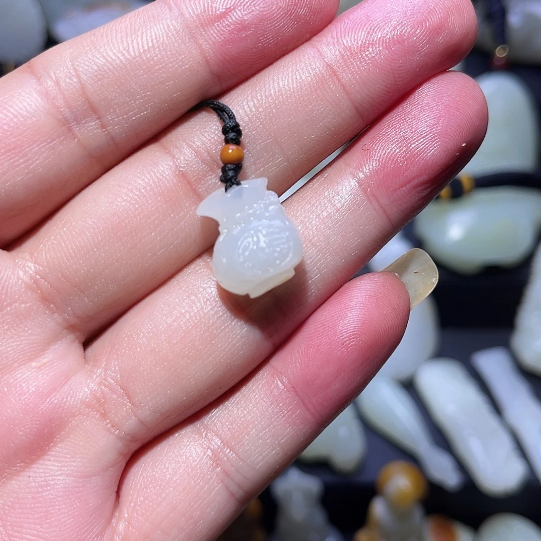 张***风和田玉未镶嵌挂件