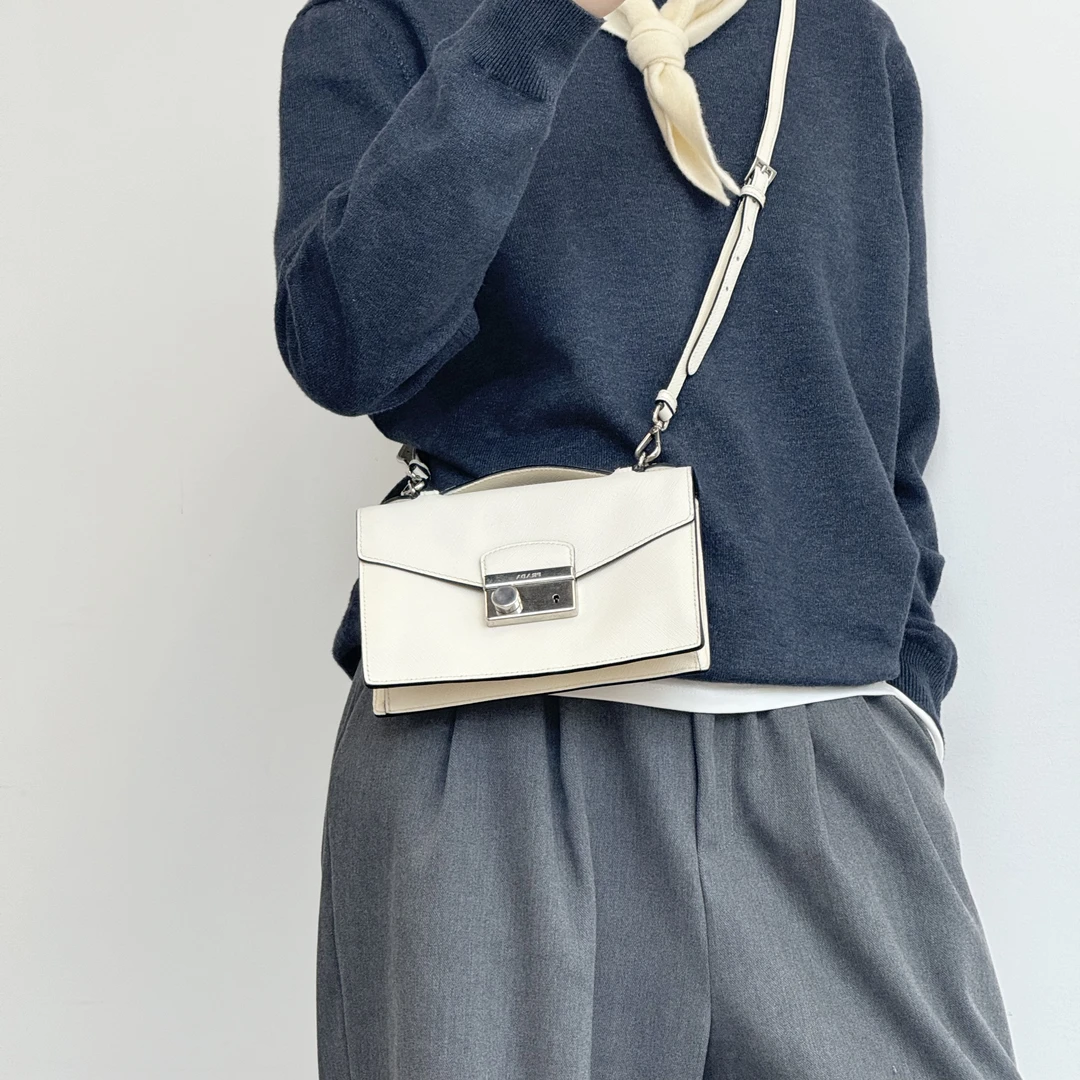 95新 Prada/普拉达 prada奶昔白方块斜挎包