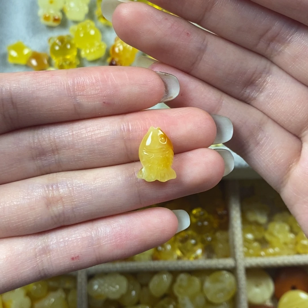 琥珀裸石未镶嵌鱼