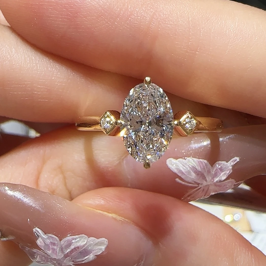 18K金镶嵌实验室培育钻石一卡椭圆三石k黄