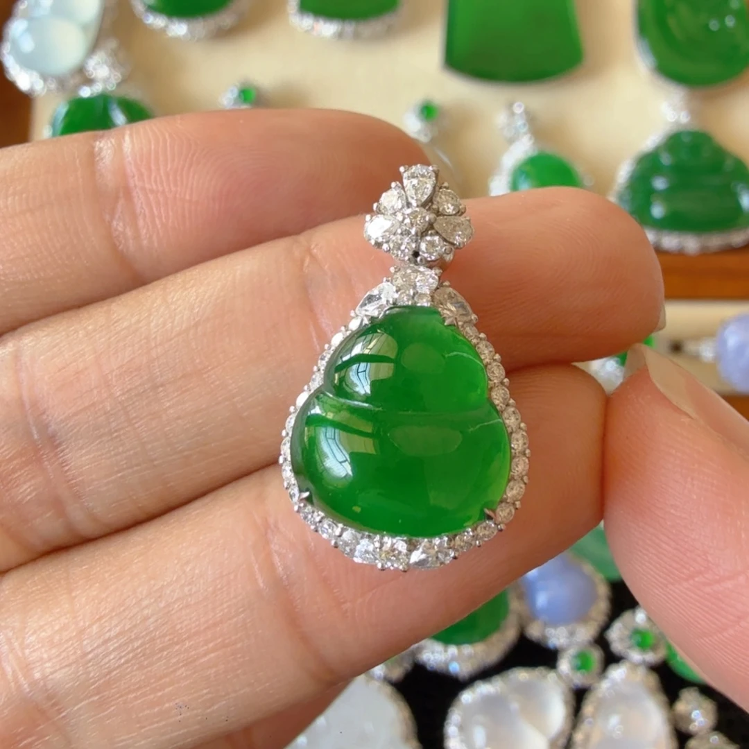 翡翠18K金镶嵌颈饰吊坠