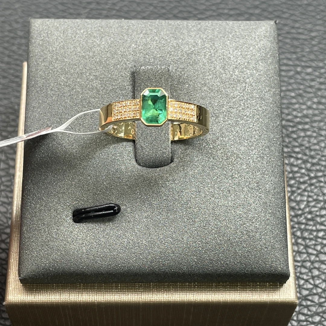 18K金镶嵌祖母绿戒指  主石约；0.85ct