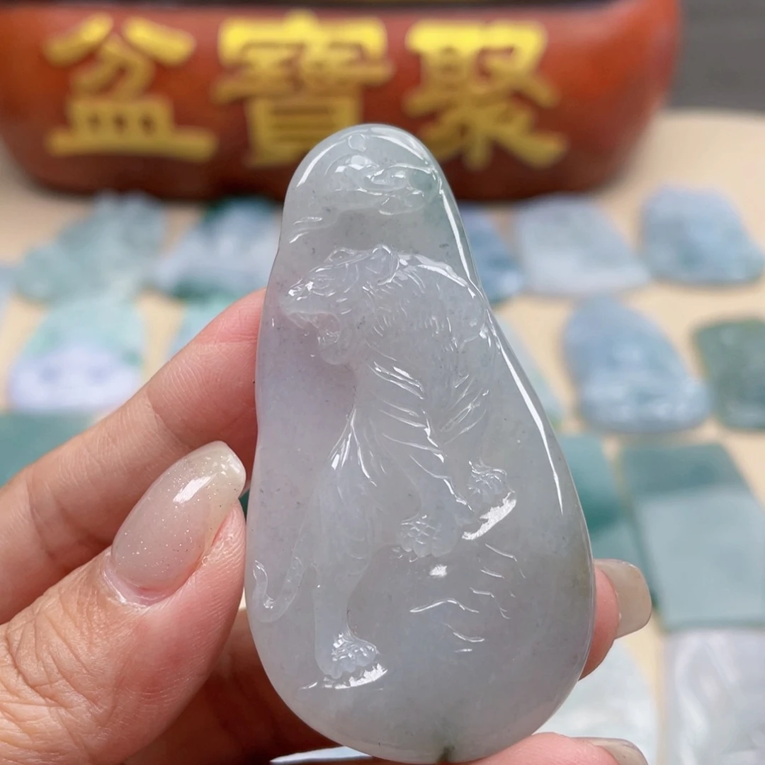 翡翠未镶嵌颈饰虎牌
