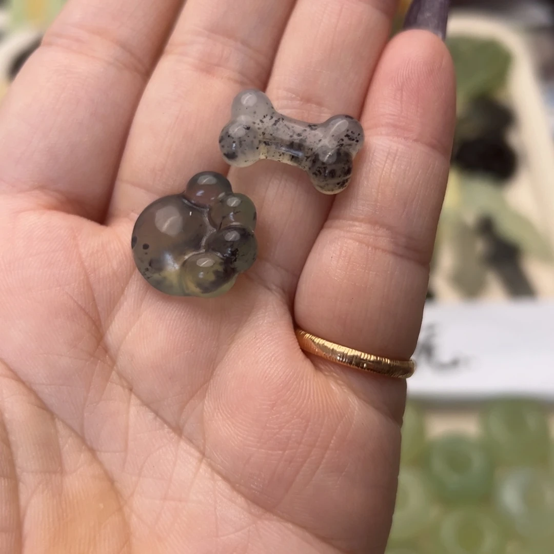 蛇纹石玉颈饰合金