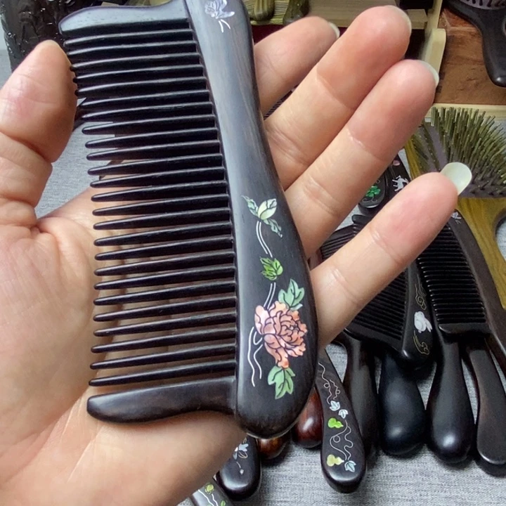 沪***璐东非黑黄檀（紫光檀）插齿半月梳子牡丹图案