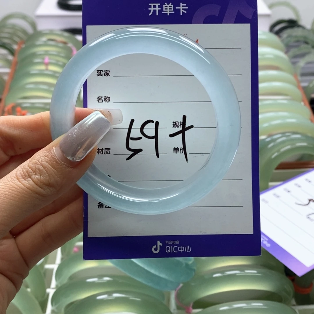 蛇纹石玉未镶嵌手镯是****