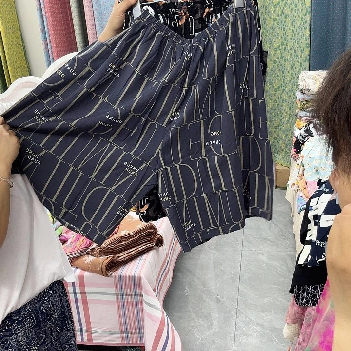 灰字母男生短裤好穿