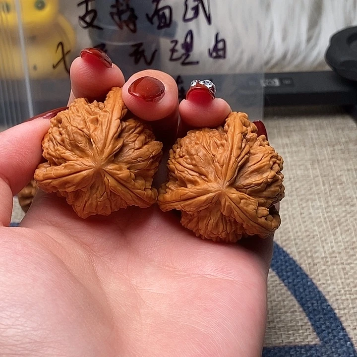 文玩核桃把件M***光白狮子正奔