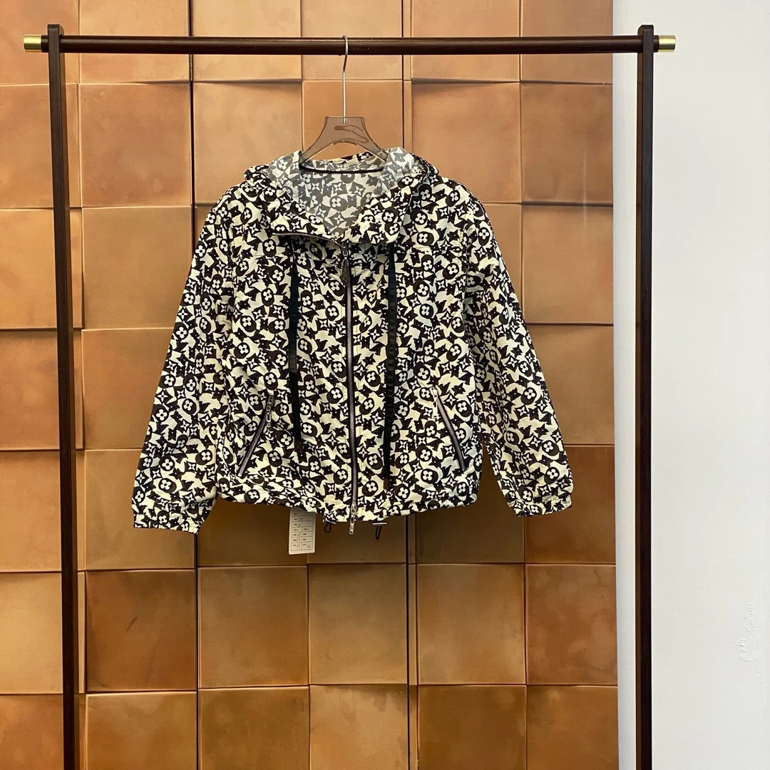 99新 LouisVuitton/路易威登 爆款黑白老花满印冲锋衣/38码/29080