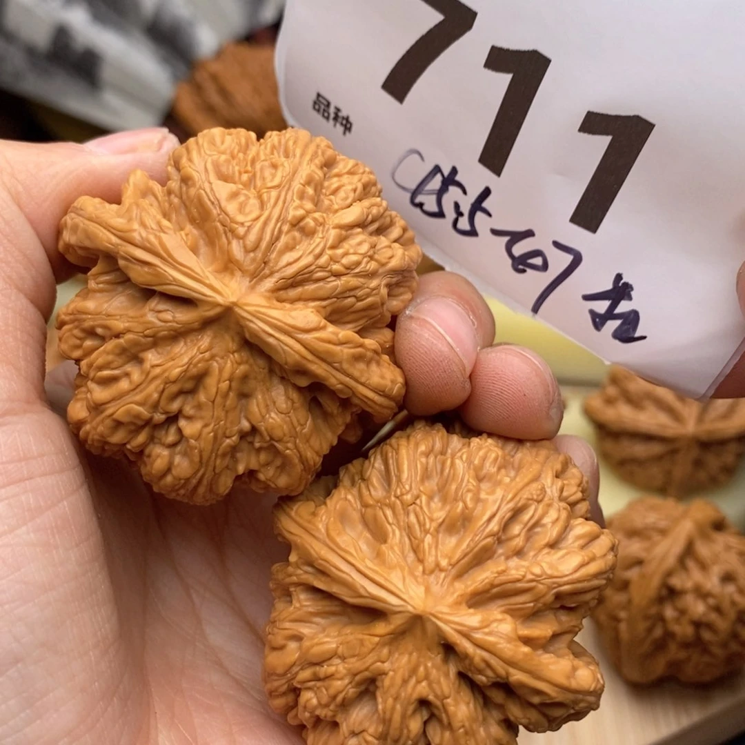 文玩核桃吊坠711号45.5粗筋