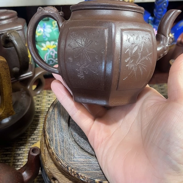 茶壶紫泥原矿泥料手工制作的一把紫砂壶。