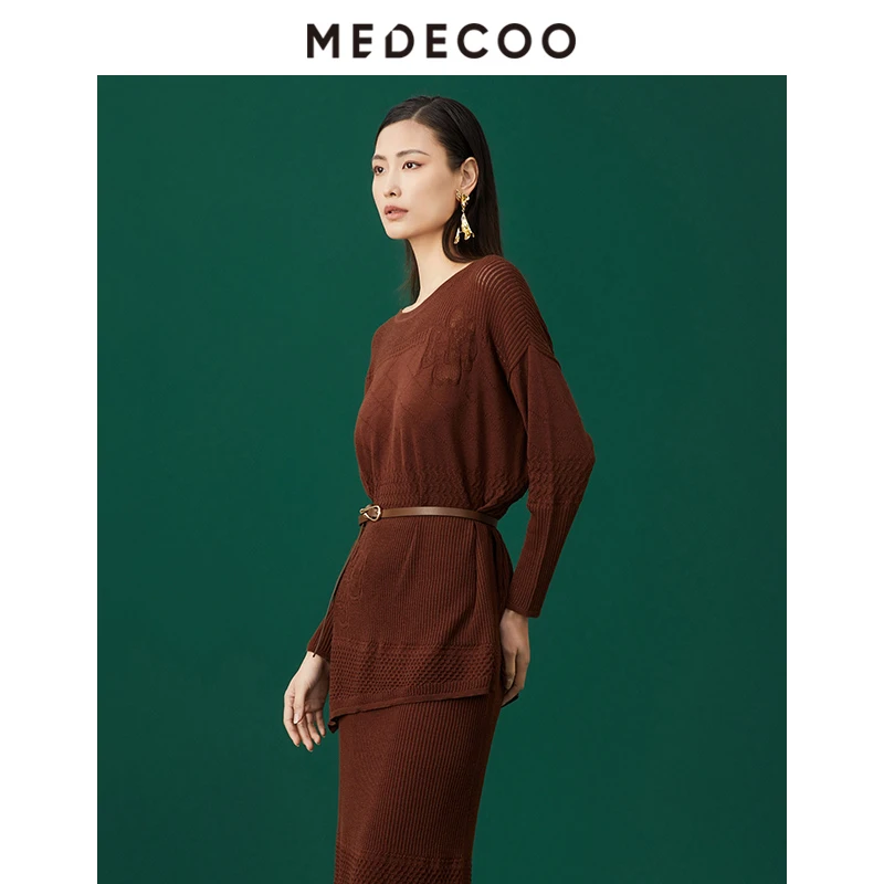 MEDECOO/墨蒂珂2025夏长优雅镂空针织衫上衣MJC40304