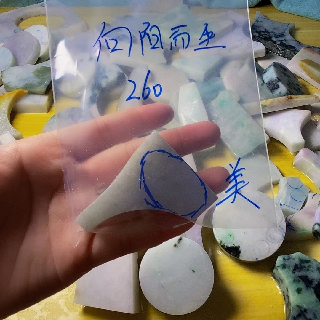 翡翠未镶嵌颈饰?****翡翠