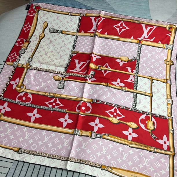99新 LouisVuitton/路易威登 路易威登粉色满印丝巾围巾