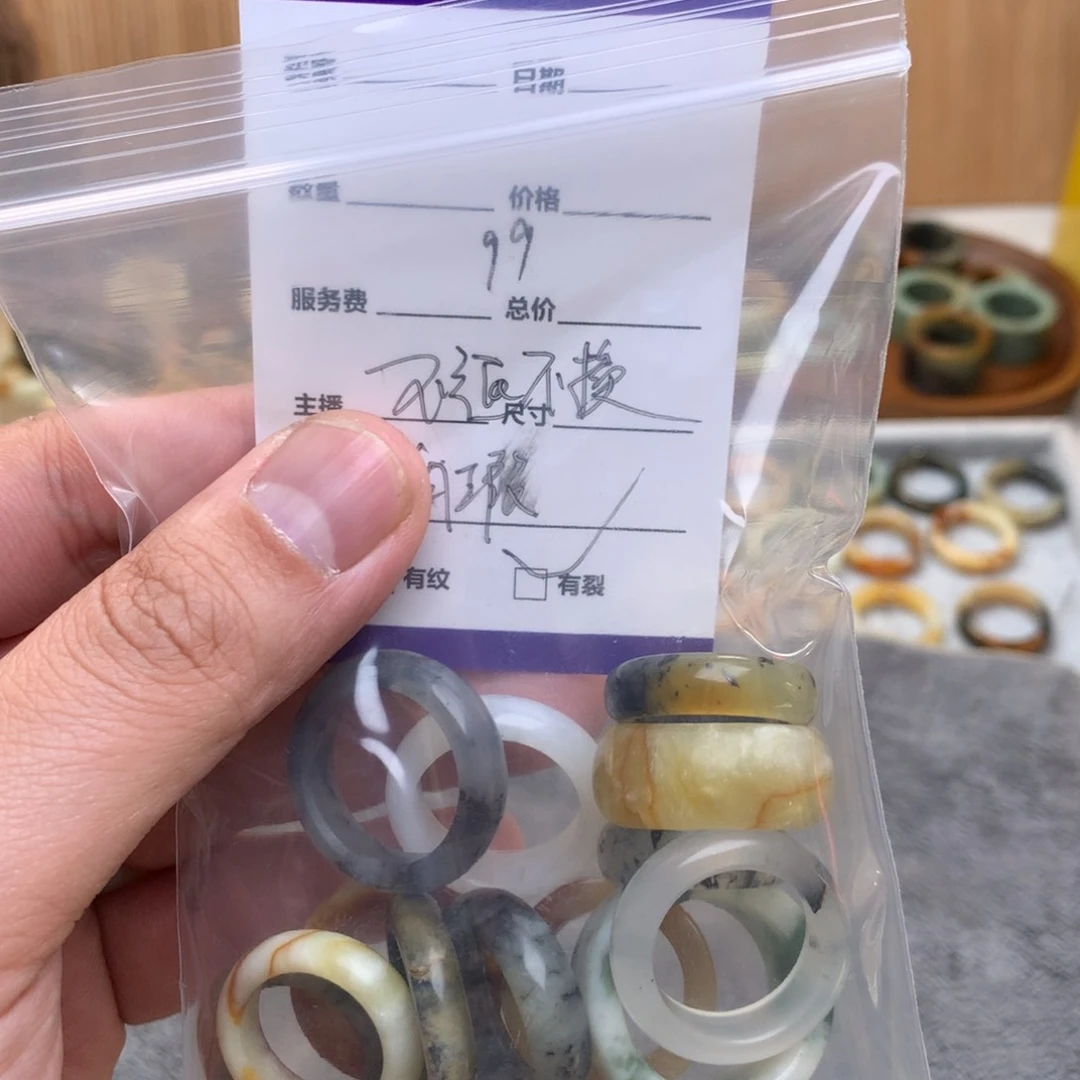 蛇纹石玉戒指未镶嵌月*。